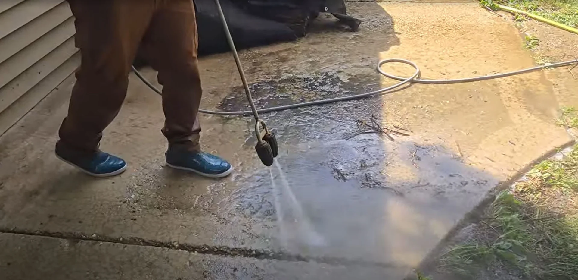 How to Remove Oil Stains From a Concrete Driveway How to Remove Oil Stains From a Concrete Driveway